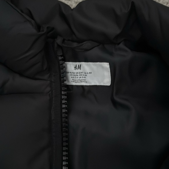 Worn Once H&M Kids Black Puffer Vest in Size 3/4T - Picture 2 of 3